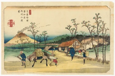 Vue lointaine du mont Asama depuis la gare d