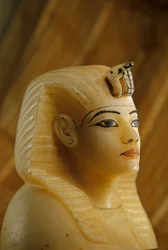 Bouchon canope en albâtre de la tombe de Toutankhamon en forme de portrait de femme