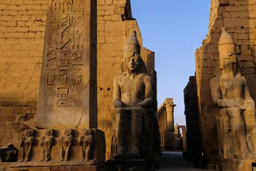 Statue colossale de Ramsès II (le Grand), devant le pylône, Temple de Louxor, 2001