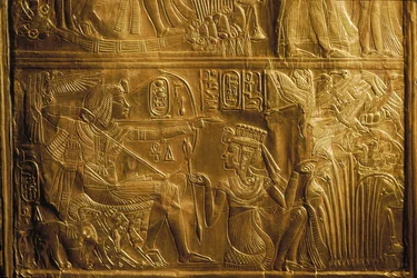 Détail de la chasse aux oiseaux avec arc et flèches sur le sanctuaire canope, or, Roi Toutankhamon, 2004