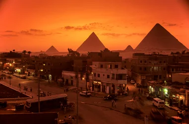 Ancien Empire égyptien ; vue de la ville avec pyramides ; Plateau de Gizeh ; Gizeh ; Égypte
