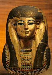 Masque funéraire de Tuyu, arrière-grand-mère de Toutankhamon et épouse de Yuya ; Or ; Tjuya, 2009 (photo)