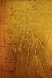 Sanctuaire en or entourant le sarcophage représentant la déesse Isis, KV 62, 2009