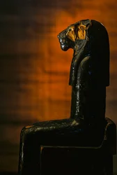 Statue de la déesse léonine, Amenhotep II; déesse léonine; KV 35; bois