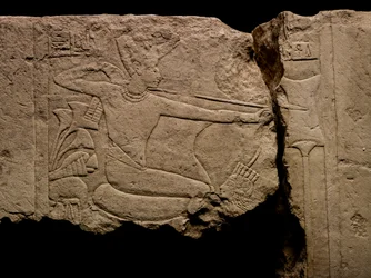 Calcaire de Saqqarah frappant des ennemis: 18ème Dynastie; Nouvel Empire; Égypte; Toutankhamon, 2009 (photo)