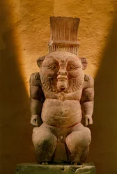 Statue en calcaire du dieu Bès, période tardive, 2002 (photo)
