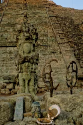 Maya; Copán; Honduras; Temple 26, Escalier hiéroglyphique, Silex, David Stuart a trouvé une offrande...