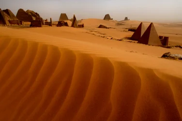 Pyramides de Méroé, pyramides de Begarawiya, Soudan, Nubie, pharaons noirs, Troisième Période intermédiaire…, 2007
