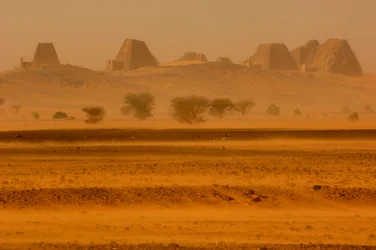 Pyramides de Méroé, Pyramides de Begarawiya, Soudan; Nubie; Pharaons Noirs; Troisième Période Intermédiaire, 2007 (photo)
