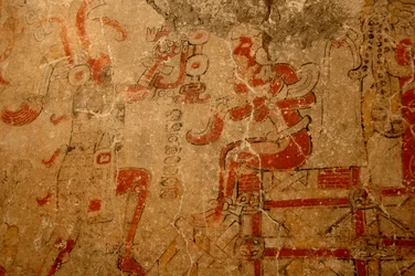 Prêtre couronnant le roi sur le trône d