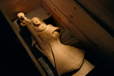 Statue en grès de Nebre en tant que porte-étendard de la déesse de la guerre à tête de lion Sekhme..., 2002 (photo)