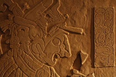Banc du trône du Temple 21, sculpture du roi Akhal Mo Nab, Palenque, Mexique, 2005 (photo)