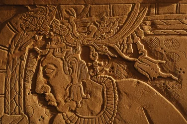 Banc du trône du Temple 21, sculpture du roi Akhal Mo Nab, Palenque, Mexique, 2005 (photo)