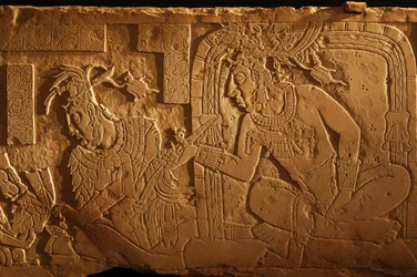 Banc du trône du Temple 21, sculpture du roi Akhal Mo Nab, Palenque, Mexique, 2005 (photo)