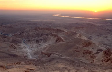 Vue du sommet de Qurna au lever du soleil; Égypte; Vallée des Rois