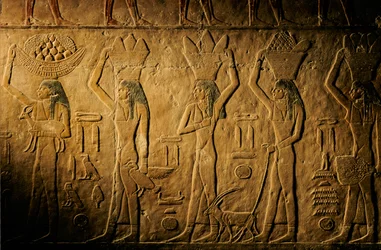 Femmes portant du pain, un oiseau, une chèvre et des produits, tombe de Tiye, Égypte; Ancien Empire; Saqqara