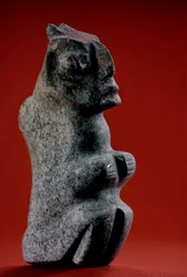 figurine en pierre sculptée assise avec des traces de peinture, Tenochtitlan, Templo Mayor, Aztèque,..., 2010