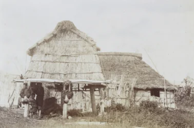 Entrepôt Ainu avec enfants Ainu, vers 1890