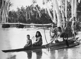 Canoë samoan avec balancier et ses occupants