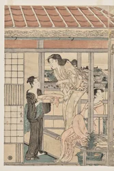 Femmes étendant le linge à sécher sur un balcon