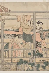Femmes étendant du linge à sécher sur un balcon