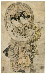 Amoureux debout dans la neige tenant une feuille de papier sur laquelle un poème est inscrit