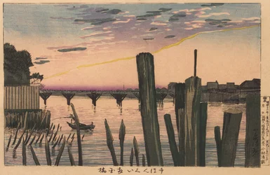 Pieux du brise-lames et pont Ryōgoku