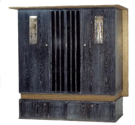 Mobilier : armoire avec musique en chêne verni noir, bois doré, métal argenté et verre, réalisée par Koloman Moser (1868-1918), 1904. Dimensions 1,99 m. Paris, musée d
