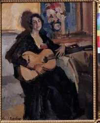 Femme avec une guitare. Souriante, assise sur une banquette, près d