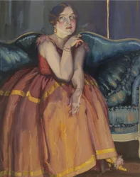 Femme fumant une cigarette sur un canapé