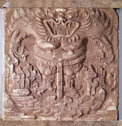 Art coréen : brique en terre cuite grise représentant un monstre. Royaume de Baekje (aussi Paekche ou Paikchei), Corée. VIIe siècle. Musée national de Corée