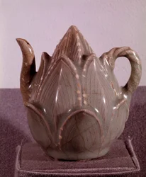 Art coréen : bec verseur en forme de fleur de lotus. Dimensions : 10,2 cm. Période Goryeo, fin du XIIe siècle. Musée national de Corée