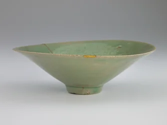 Bol avec motif moulé et incisé de grues et de nuages, 12ème siècle