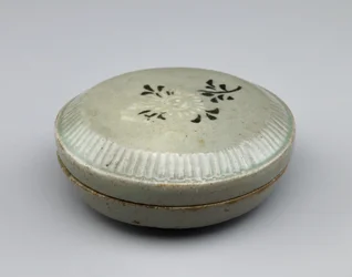 Boîte couverte avec motif incrusté de chrysanthème, milieu du 12ème siècle