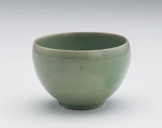 Tasse avec décoration florale incisée