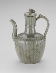 Aiguière avec bec en forme de bambou, cannelures et feuilles