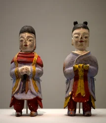 Figurines en costume de chaman. Statuettes en bois polychrome, art coréen