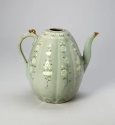 Aiguière en forme de melon avec volutes florales stylisées (grès avec glaçure céladon et décoration incrustée sous glaçure de terres noires et blanches, avec réparation en or)