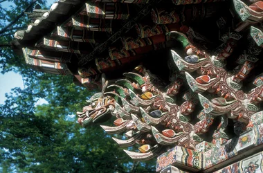 Temple Sŏgwŏng-sa, comté de Kosan, province de Kangwon, Corée du Nord, détail du toit (photo)