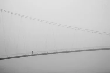 Promenade solitaire sur un pont brumeux