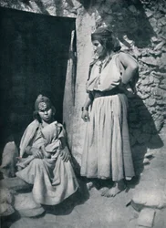 Femmes kabyles à la porte de leur habitation près de la côte méditerranéenne, Algérie, 1912