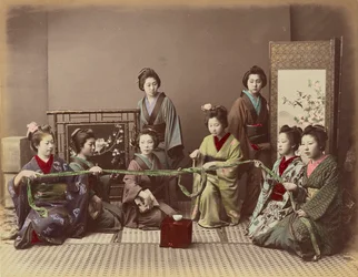 (Konkonchiki) Jeune fille japonaise jouant à un jeu, v. 1880