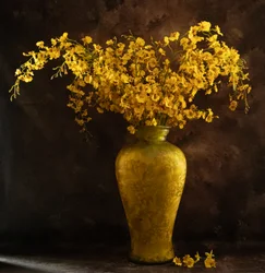 Fleurs dorées dans un vase