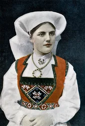 Femme portant un costume national norvégien, vers 1890