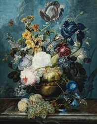 Roses, une tulipe, un iris, des dahlias, du lamier, des myosotis, du liseron, des auricules et des delphiniums dans un vase avec des raisins et des pêches sur un rebord de pierre