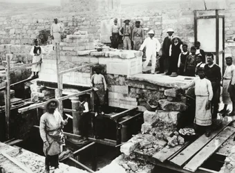 Arthur Evans pendant la reconstruction du palais minoen