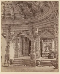 Intérieur du temple Delwara montrant les piliers et le dôme du toit, Mont Abu