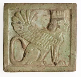 Plaque avec sphinx perse ailé, vers 525-401 av. J.-C.