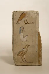 Relief avec hiéroglyphes, possiblement de Thèbes, vers 600 av. J.-C. (calcaire peint)