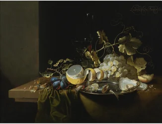 Nature morte de noisettes, raisins, huîtres et autres aliments sur une table drapée